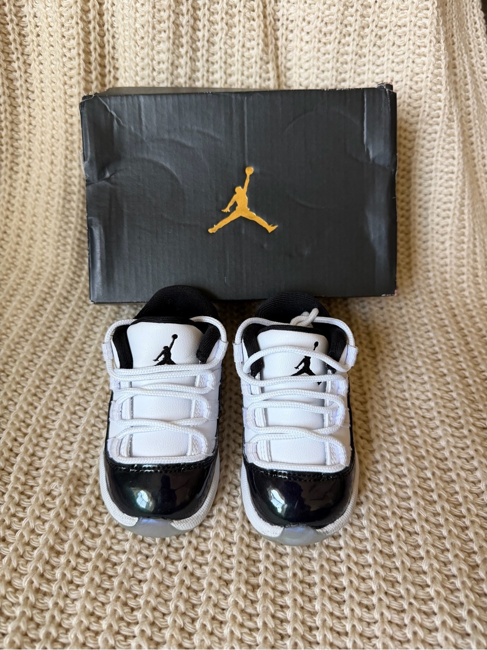 Jordan Kids Retro 11 Low-Top Sneakers in White & Black